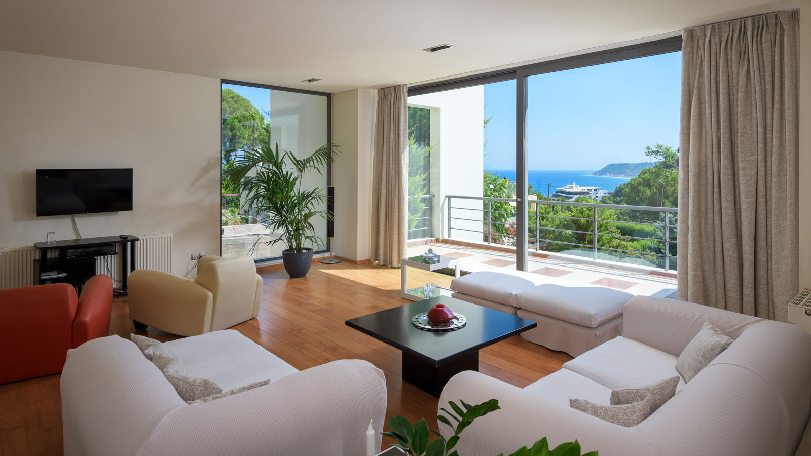 At the central level, there are two comfortable and bright living rooms for a total of 15 people both equipped with large smart TVs as well as a main and auxiliary dining room for a total of 12 people. At the garden level there is a large, bright and welcoming living room, equipped with a large smart TV and a small gym as well as a quiet, cozy corner to enjoy a book or a table with a sofa (which can be turned into a bed).