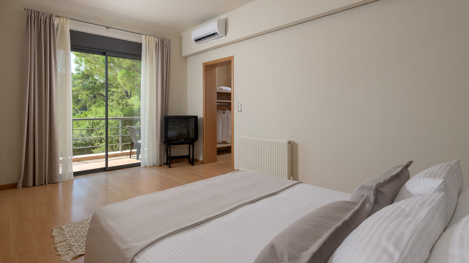 On the upper level there are a total of 3 spacious and bright bedrooms, all air conditioned, with their own balcony and mountain and sea views. The 2 bedrooms have (each) a double bed, spacious closets and a shared large bathroom with bathtub, double sinks, bidet and basin. The master bedroom has its own wardrobe and large bathroom with built-in shower cabin, double sinks, bidet and basin.At the level of the garden there is a large bedroom with 2 single beds which can be joined in a double bed with the addition of a mattress, with a balcony door leading to the garden and its own bathroom with built-in shower with cabin, sink and basin. At the same level, in the living room there is also a sofa / bed that can comfortably sleep two people. The villa also has a very nice and minimal WC on the central level.